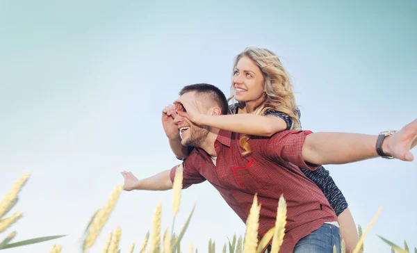 Feliz pareja joven divertirse en el campo en verano, feliz futuro —  Fotos de Stock