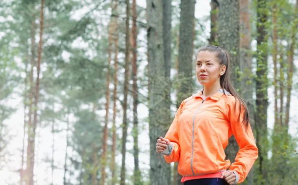 Estilo de vida saludable mujer deportiva corriendo temprano en la mañana en f Imagen De Stock