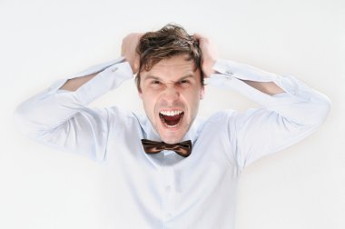 duygusal genç kızgın çığlık atan adam portresi