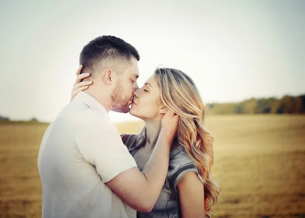令人惊叹性感年轻夫妇爱情 f 在日落时接吻 — 图库照片