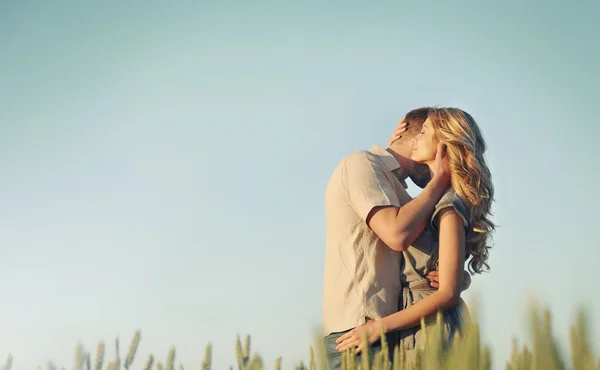 Impresionante sensual joven pareja en el amor abrazando al atardecer en —  Fotos de Stock