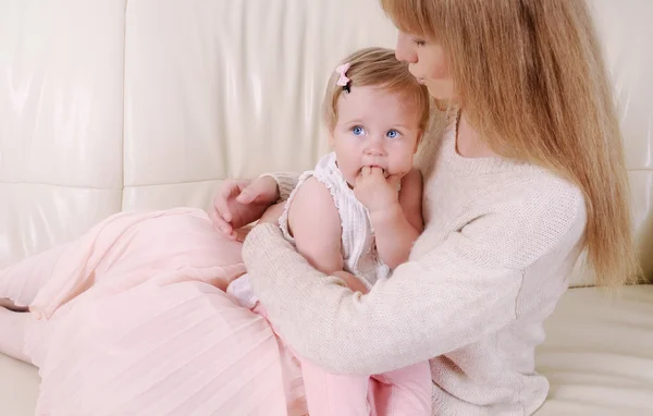 Foto de família de mãe carinhosa e sua linda menina bebê — Fotografia de Stock