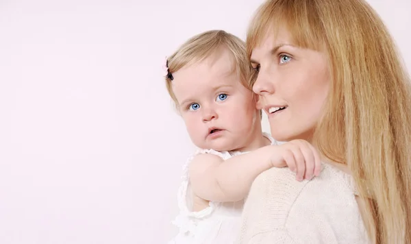 Familie portret van zorgzame moeder en haar schattig klein babymeisje — Stockfoto