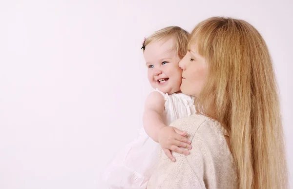 행복 한 가족 돌보는 어머니의 사진과 그녀의 귀여운 작은 아기 g — 스톡 사진