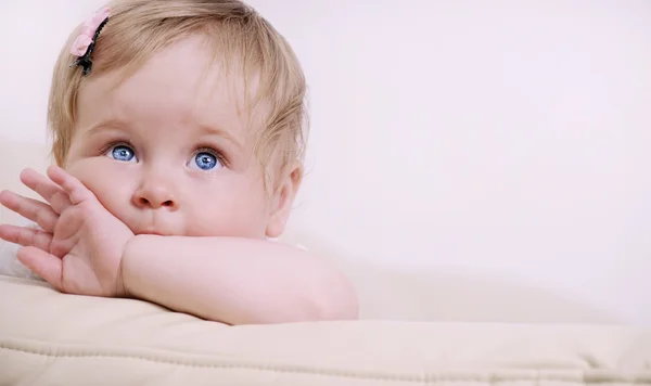 Aranyos kis baba lány, nagy kék szeme portréja — Stock Fotó