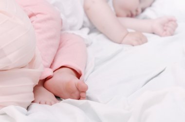 Biraz yakından uyuyan sevimli bebek ayaklar