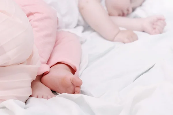 Close up pequenos pés de dormir bebê bonito — Fotografia de Stock