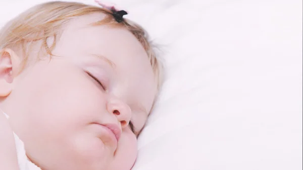 Primer plano retrato de pequeña niña durmiendo —  Fotos de Stock