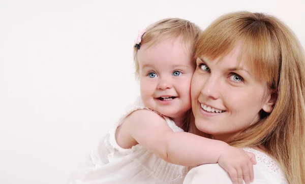 Madre e la sua bambina carina si divertono a casa — Foto Stock