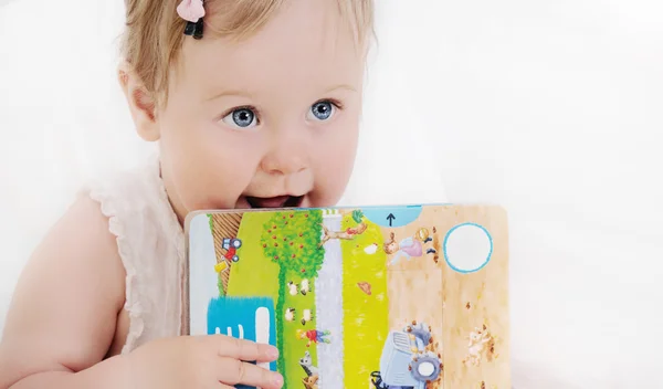Aranyos okos kislány kezében könyvvel portréja — Stock Fotó