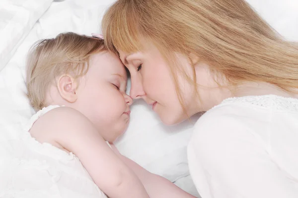 Retrato de la pequeña niña dormida con su madre cariñosa —  Fotos de Stock