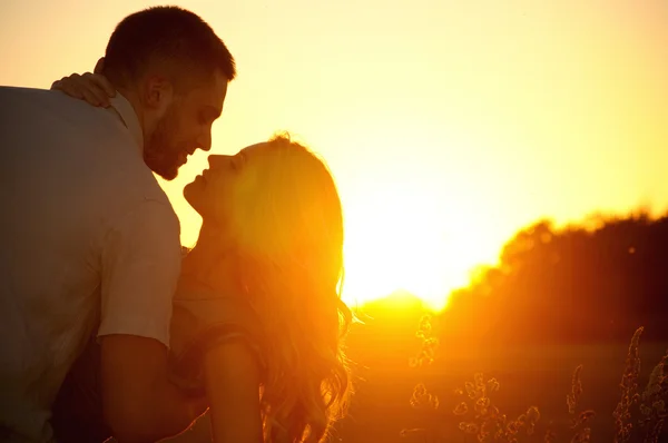 Romantic sensual young couple in love kissing at the sunset — Stock Photo, Image