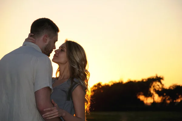 Romantikus érzéki fiatal pár a szerelem pózol a naplementekor — Stock Fotó