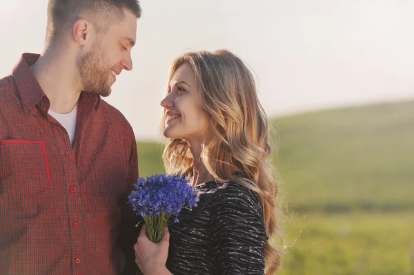 aşk having fun yaz alanında çarpıcı şehvetli genç Çift