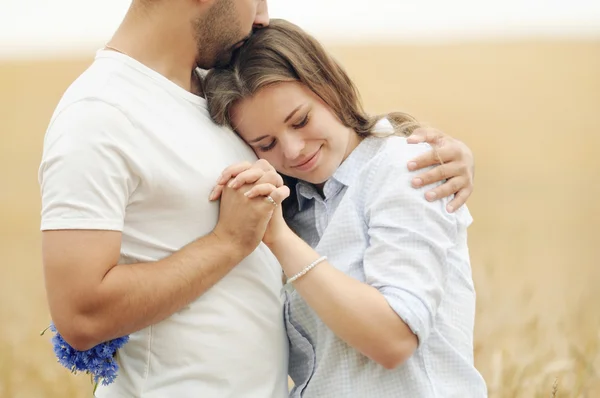 Sensual young couple in summer field — Stock Photo, Image