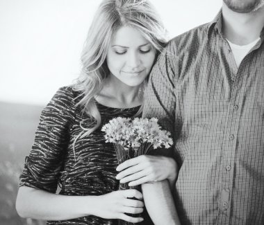 şehvetli genç çiftin siyah beyaz portre