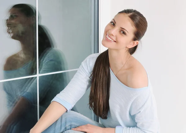 Beautiful young woman relaxin at home in comfy soft sweater — Stock Photo, Image