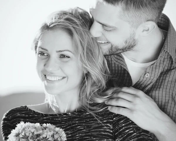 Noir et blanc portrait de émotionnel sensuel jeune couple en su — Photo