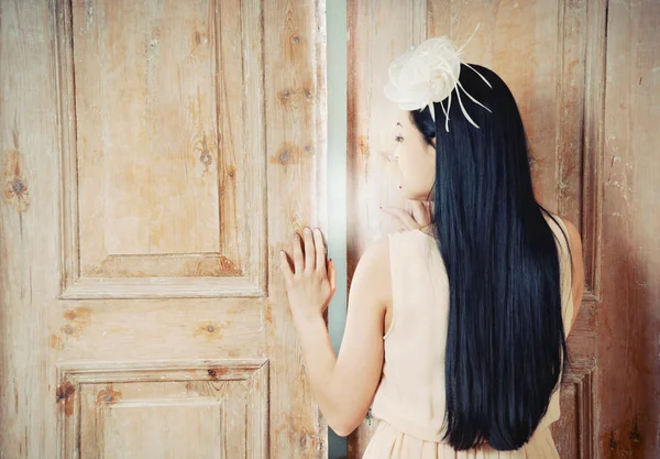 Απαλή όμορφη brinette ανοίξει την πόρτα για τον μαγικό κόσμο — Φωτογραφία Αρχείου