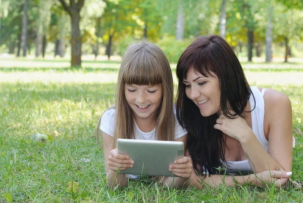 Menina feliz e sua mãe se divertindo no parque de verão — Fotografia de Stock