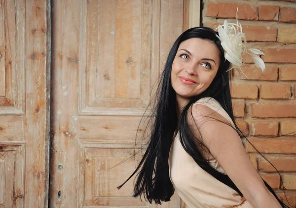 Портрет милой улыбающейся бринетки в нежном шифонском платье — стоковое фото