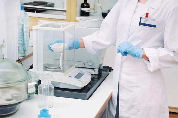 Investigación del líquido en el laboratorio — Foto de Stock