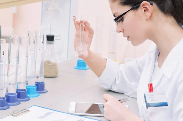 Junge Wissenschaftlerin mit Brille im Labor — Stockfoto