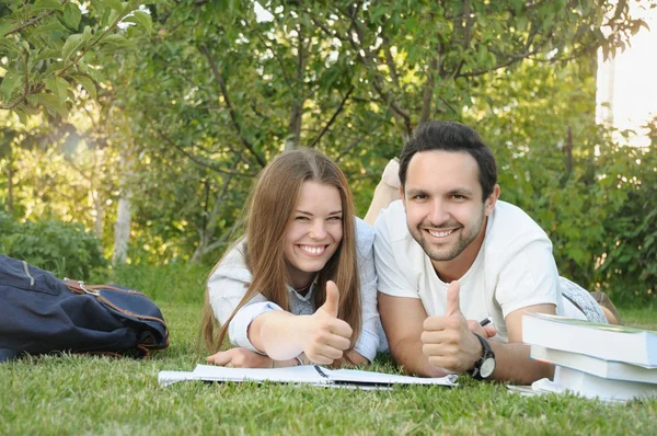 Para młodych studentów zabawy w parku — Zdjęcie stockowe