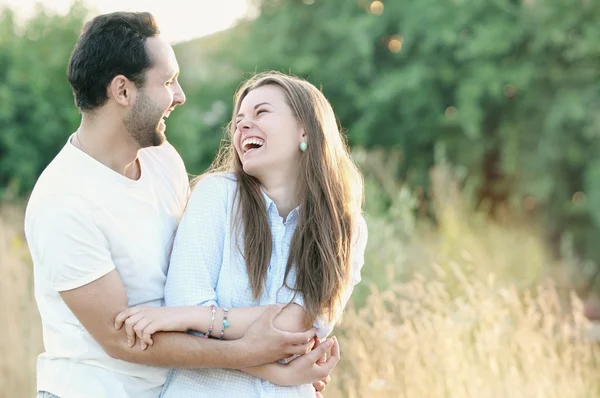 Feliz joven pareja divirtiéndose en verano día soleado —  Fotos de Stock