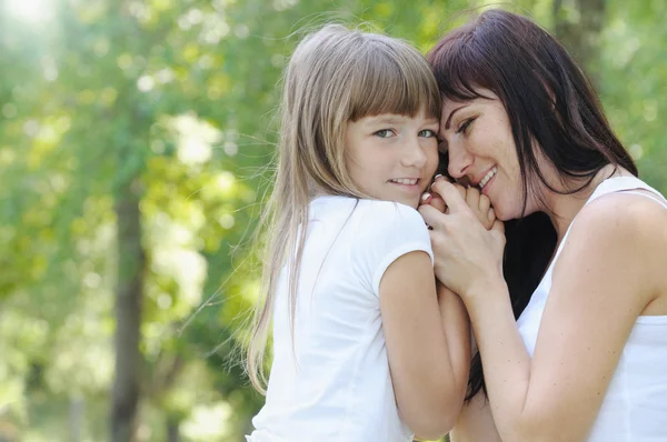 Toque suave de menina bonito e sua mãe — Fotografia de Stock