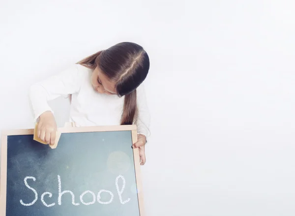 Χαριτωμένο υπέροχο κορίτσι σχολείο κρατώντας πίνακα κιμωλίας, έννοια εκπαίδευσής — Φωτογραφία Αρχείου