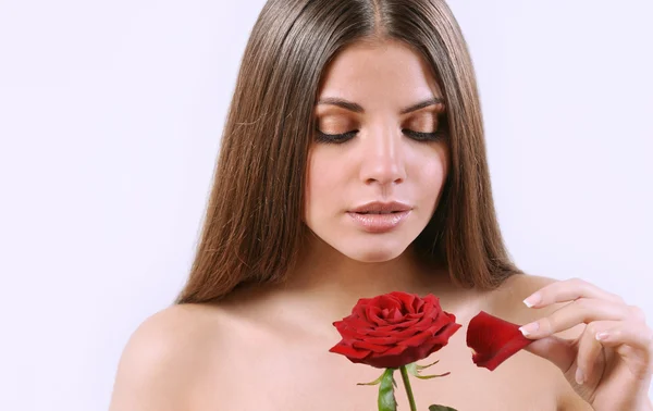 Sensuale donna tenera con rosa rossa su sfondo bianco — Foto Stock