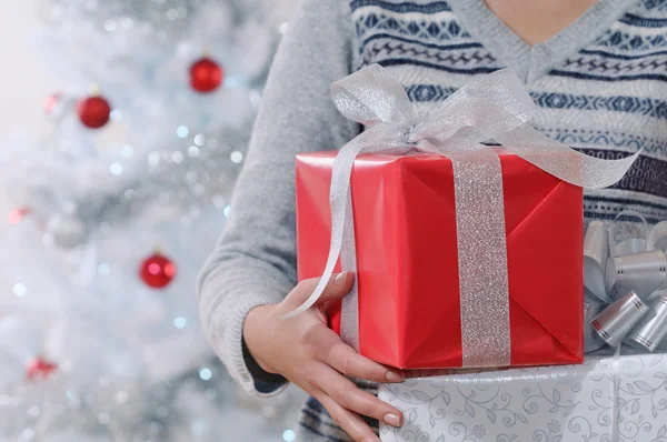 Ritagliato colpo di donna che tiene avvolto regali di Natale — Foto Stock