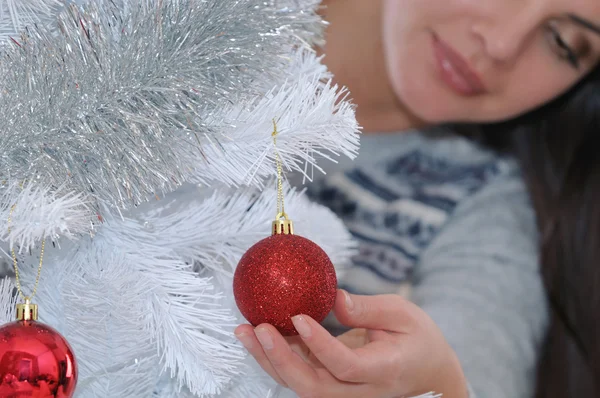 Oříznutý snímek mladé ženy zdobí její vánoční stromeček na hom — Stock fotografie