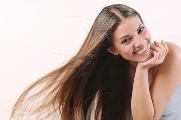 Femme souriante heureuse avec les cheveux brillants venteux — Photo