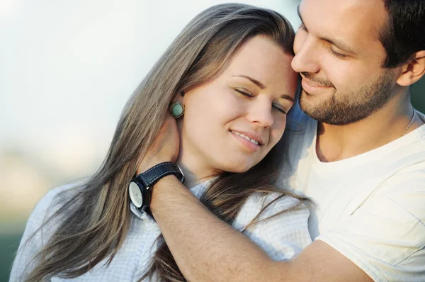 Portret van inschrijving sensuele jong koppel in liefde die zich voordeed op zonsondergang — Stockfoto