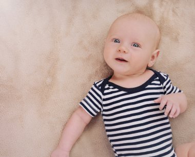 sökülen giysili komik yeni doğmuş çocuk