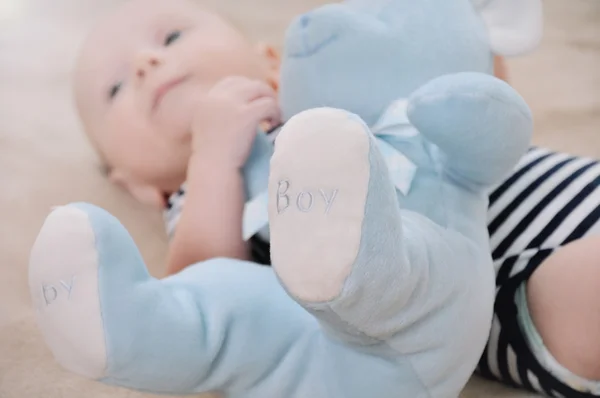 Primer plano de juguete oso azul cerca del bebé recién nacido que lleva en tira — Foto de Stock