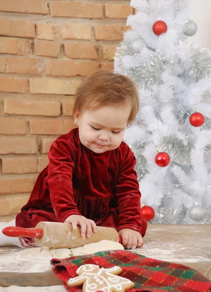 Ładny uśmiechający się dziecko dziewczynka w czerwonej sukience co ciasteczka dla Ch — Zdjęcie stockowe