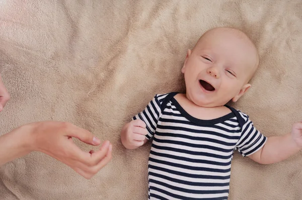 Divertido recién nacido niño cantando canción — Foto de Stock