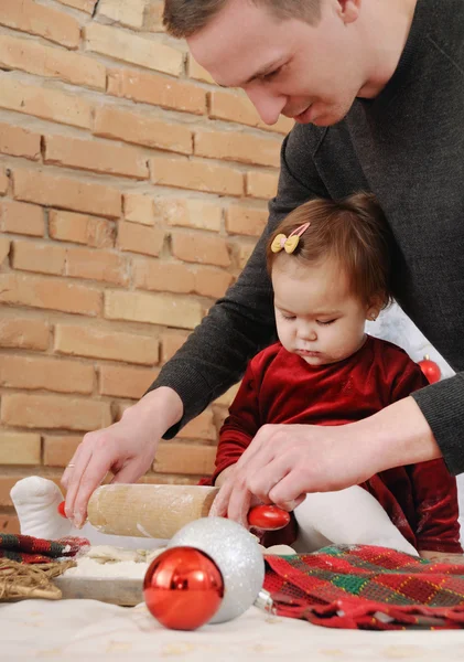 Genç baba küçük kızı Christm için kurabiye yapma — Stok fotoğraf