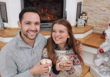 sıcak kakao ile genç mutlu çift rahat kazak sittin iç