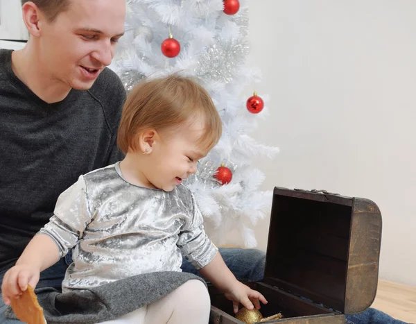 प्यारा छोटा बच्चा लड़की और उसके सूखा क्रिसमस खिलौना के साथ मज़ा कर रहा है — स्टॉक फ़ोटो, इमेज