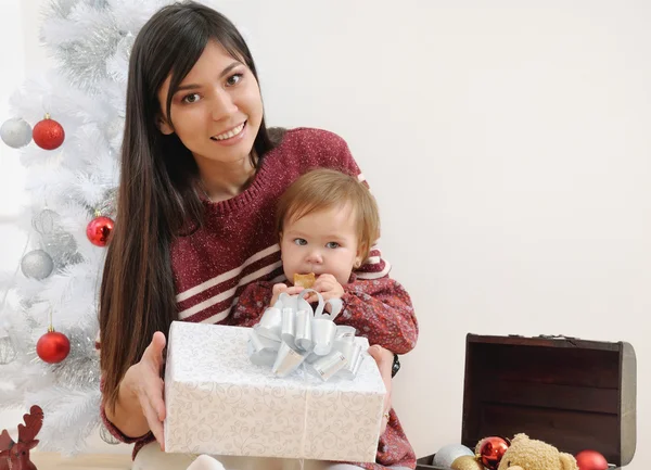 Portret szczęśliwy uśmiechający się matka i jej dziecko w pobliżu Boże Narodzenie tre — Zdjęcie stockowe