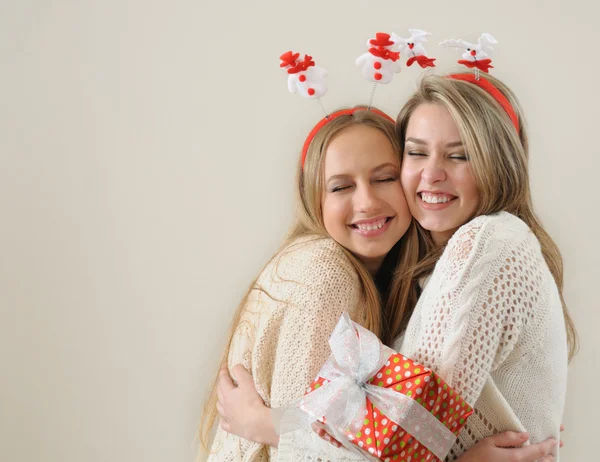 Two beautiful young girls embracing each other and  happy to rec — Zdjęcie stockowe