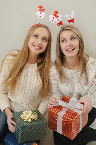 Dos chicas soñando con el contenido de las cajas — Foto de Stock