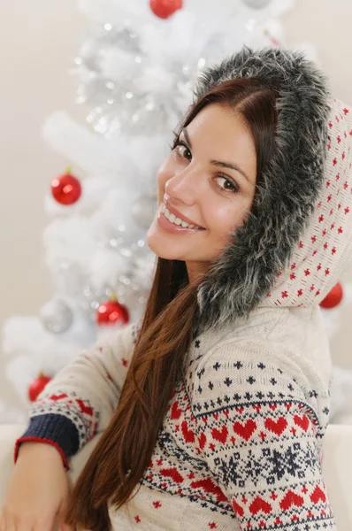 Atrakcyjnych szczęśliwy uśmiechający się młoda kobieta w domu na Boże Narodzenie drzewo b — Zdjęcie stockowe