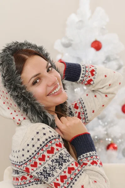 Atractiva mujer joven sonriente en casa en el árbol de Navidad backgro — Foto de Stock