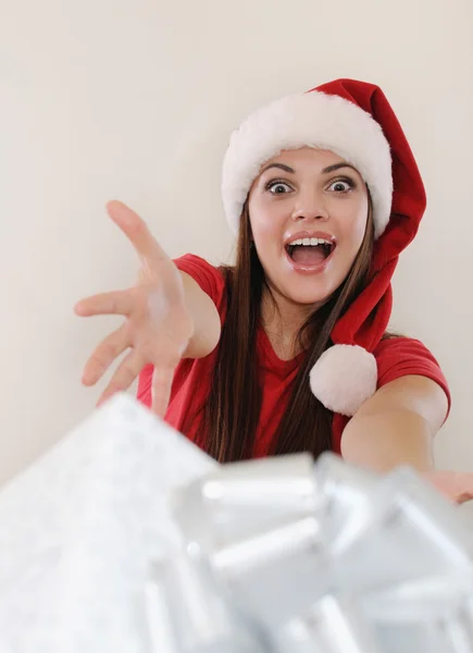 Felice donna urlando emotivo in cappello di Babbo Natale ti dà una presen — Foto Stock