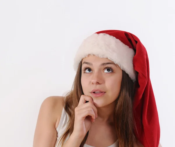 Retrato de chica hermosa en Santa sombrero soñando con la Navidad —  Fotos de Stock